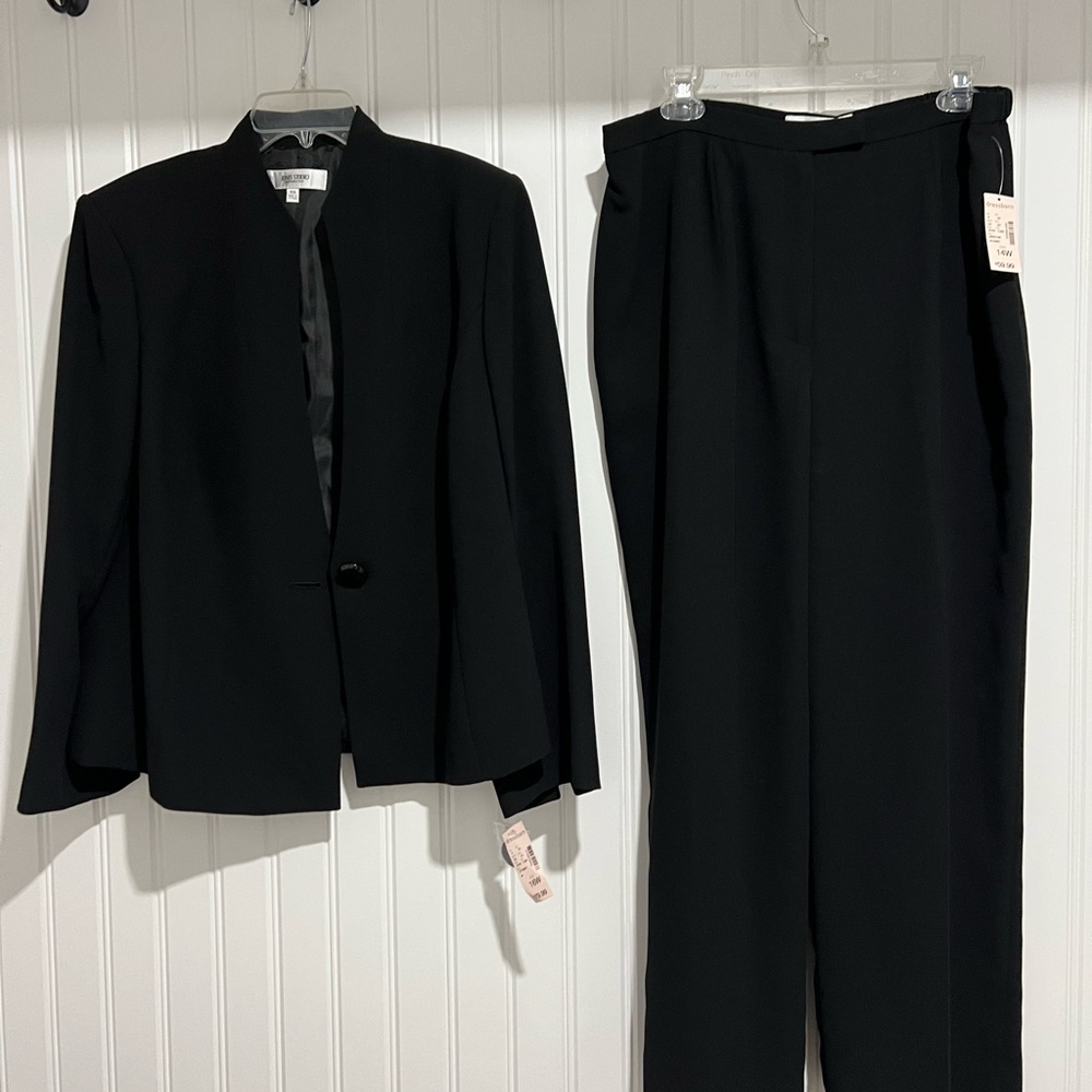 Dress Barn Black Woman’s Pantsuit NWT: (Pant size 14w, Jacket Size 16w)